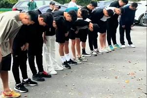 开云APP-王钰栋等浙江队球员来到俱乐部，鞠躬默哀悼念布彭扎️