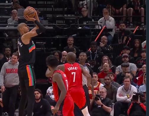 开云体育官网-低迷，文班亚马21中5&amp;amp;三分7中0仅得14分，下半场几乎得分挂零